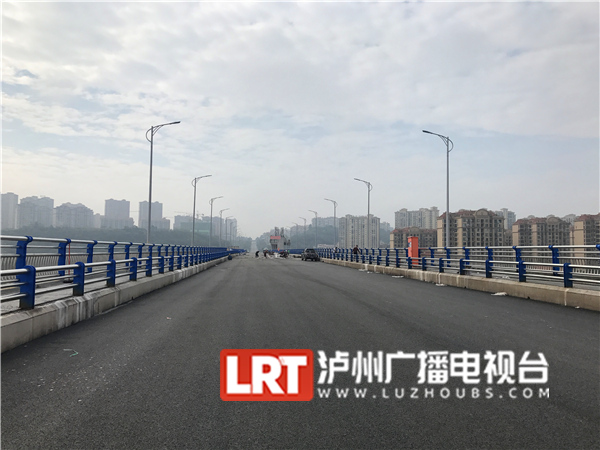 泸州长江大桥维修进入最后冲刺阶段沥青铺筑今日完成